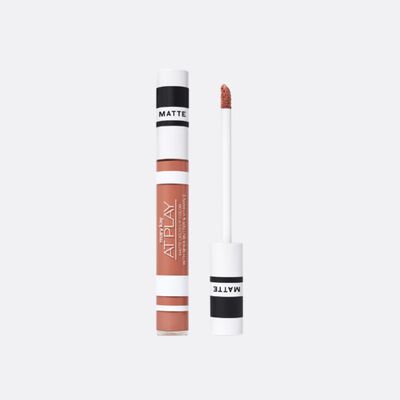 Labial L&iacute;quido Mate Mary Kay At Play&reg; con Karit&eacute; & Vitamina E