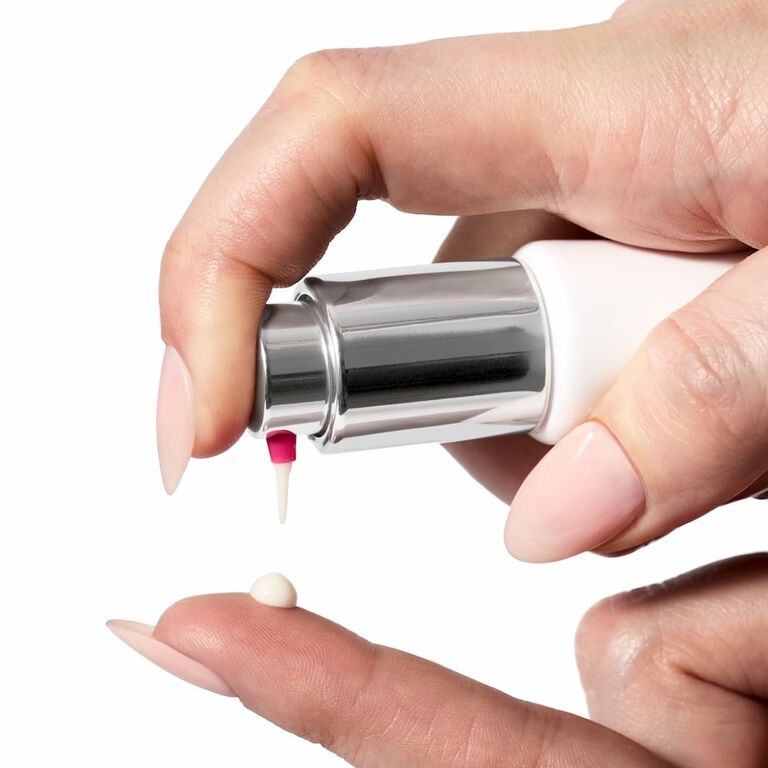 Aplicaci&oacute;n del Suero Facial Retinol 0.3 Mary Kay&reg; Clinical Solutions&reg; en el dedo