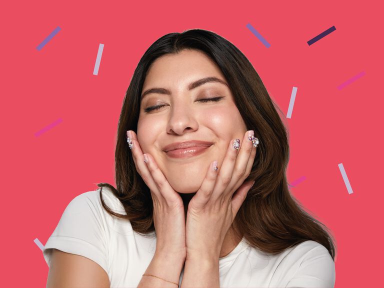 Mujer feliz por promociones exclusivas en l&iacute;nea 