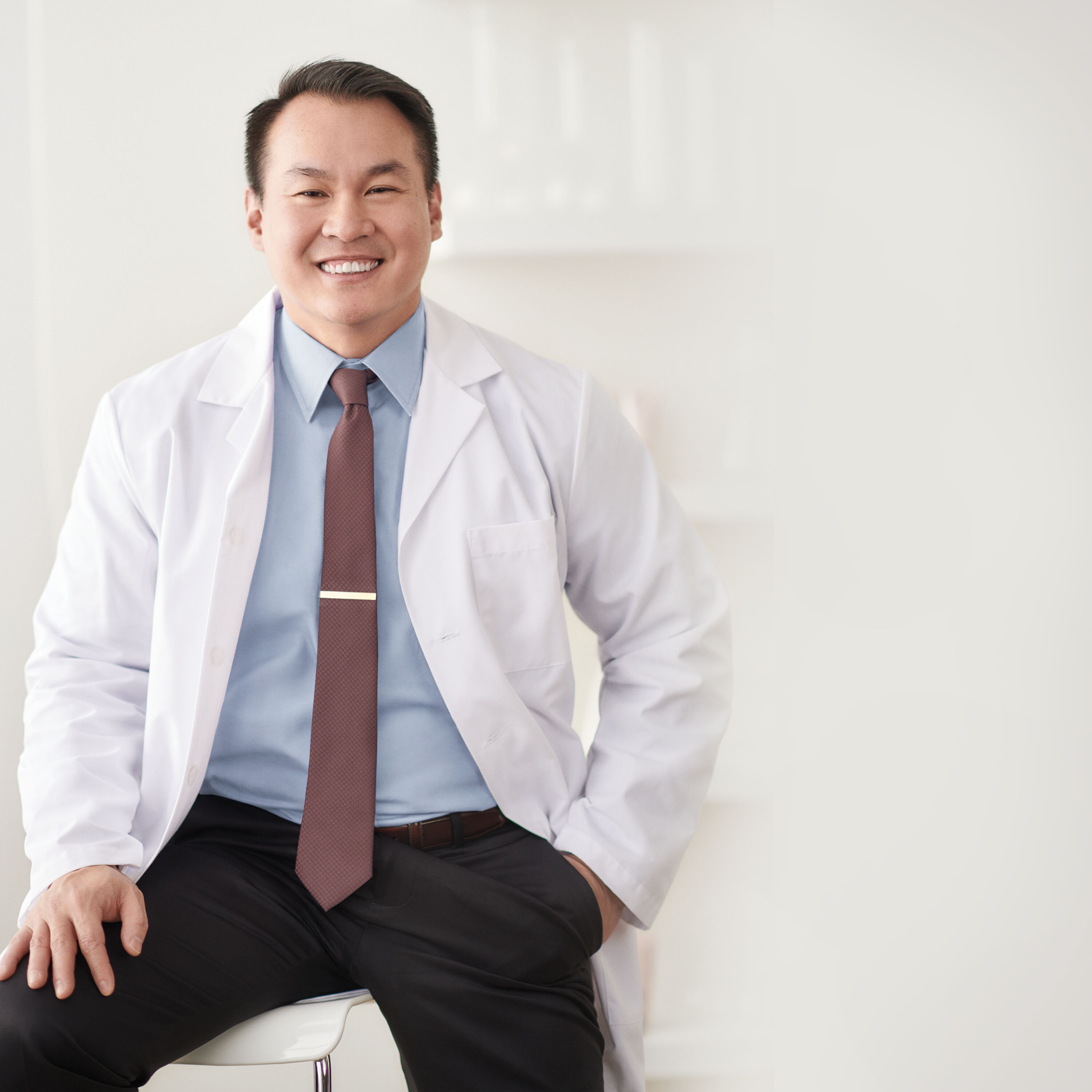 David Gan, Cient&iacute;fico Principal Senior de Investigaci&oacute;n y Tecnolog&iacute;a de la PieL Cl&iacute;nica y Acreditaci&oacute;n Cient&iacute;fica en Mary Kay, con bata de laboratorio blanca y sonriendo a la c&aacute;mara.