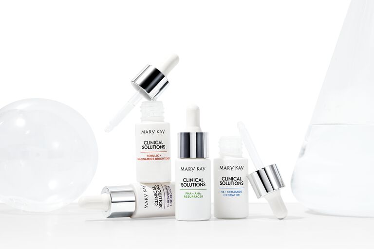 4 botellas de diferentes sueros potenciadores de Mary Kay&reg; Clinical Solutions