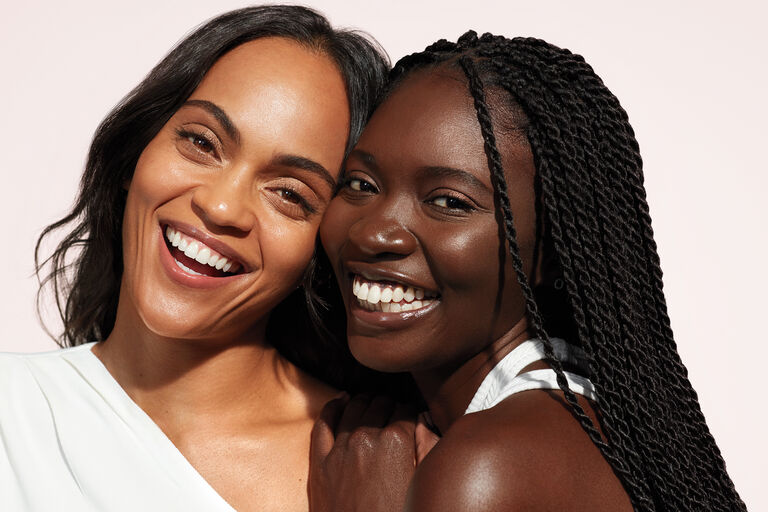 Dos mujeres sonriendo