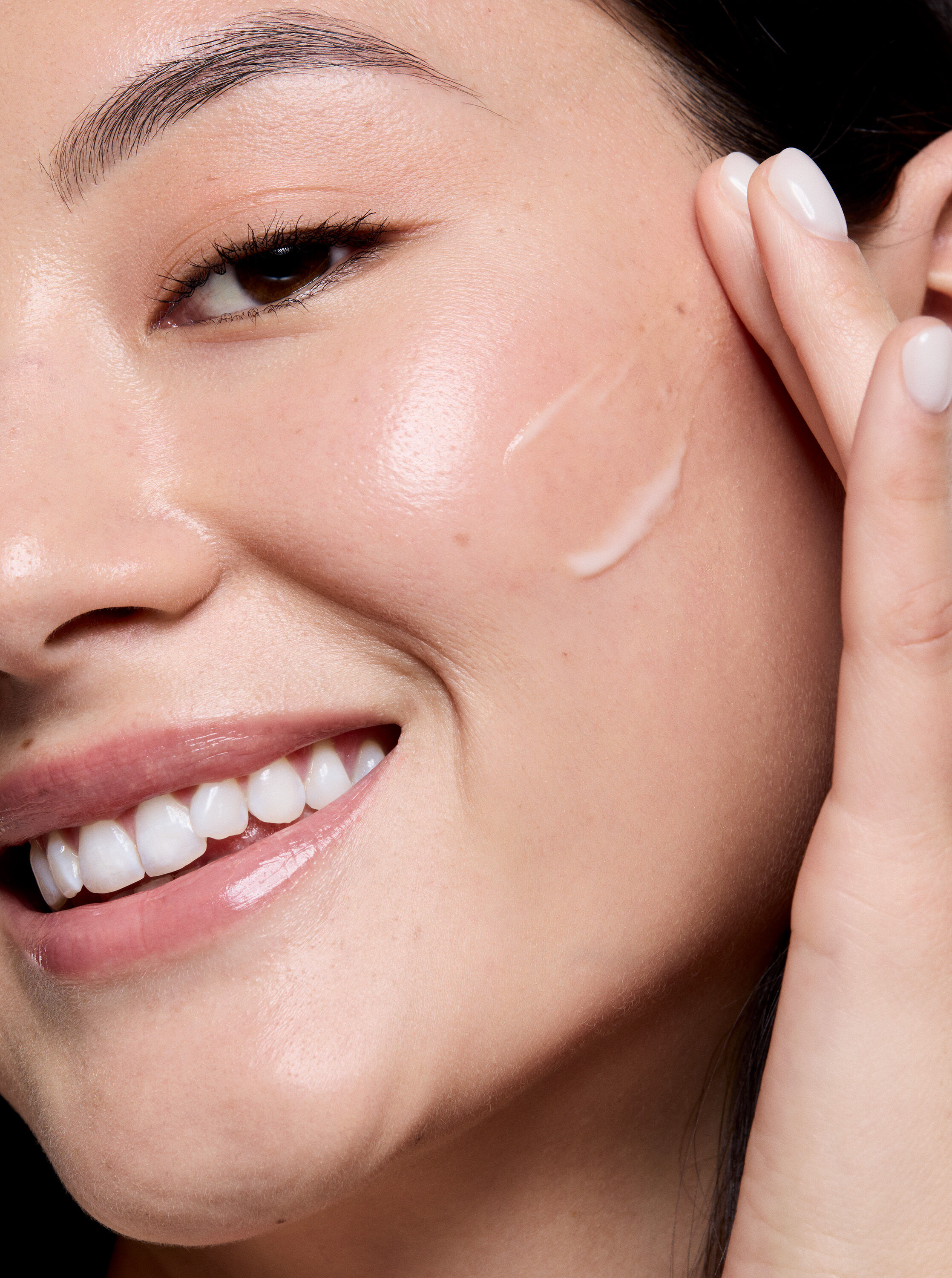 Mujer aplicando el Suero Facial Retinol 0.3 Mary Kay&reg; Clinical Solutions&reg; en la mejilla