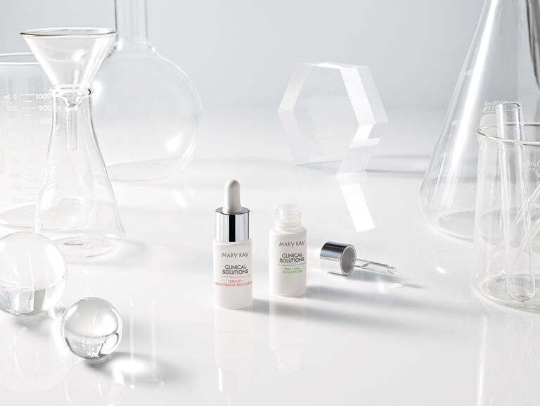 Botellas del Iluminador y del Renovador de Mary Kay&reg; Clinical Solutions
