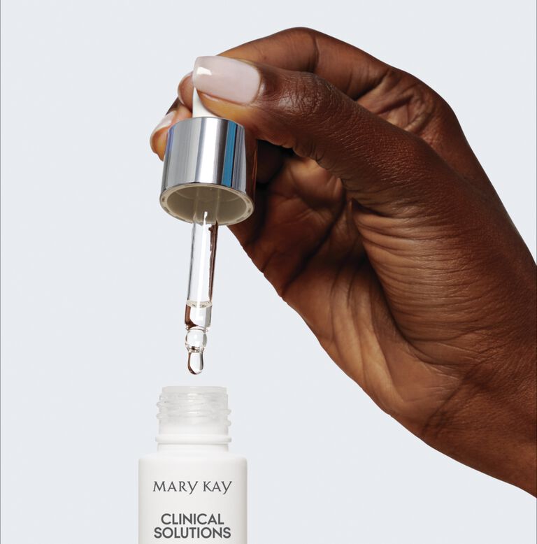 Modelo sosteniendo el cuentagotas del suero de Mary Kay&reg; Clinical Solutions