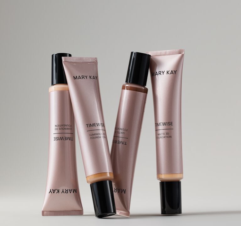 Foto de grupo de las bases Timewise de Mary Kay, CC Cream, polvo suelto y brocha para base.
