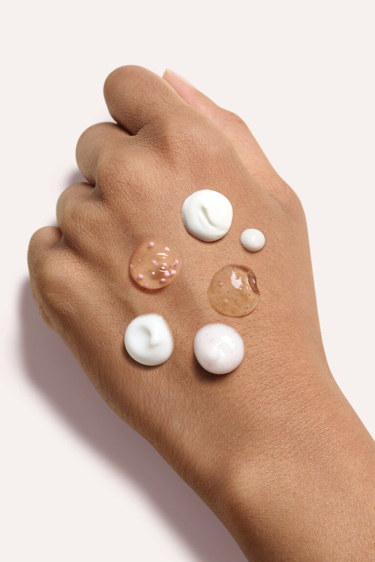 Mano de una mujer con gotas de productos TimeWise&reg; de Mary Kay&reg;