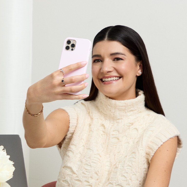 Una mujer est&aacute; probando la herramienta Tu Tono Ideal en su tel&eacute;fono.