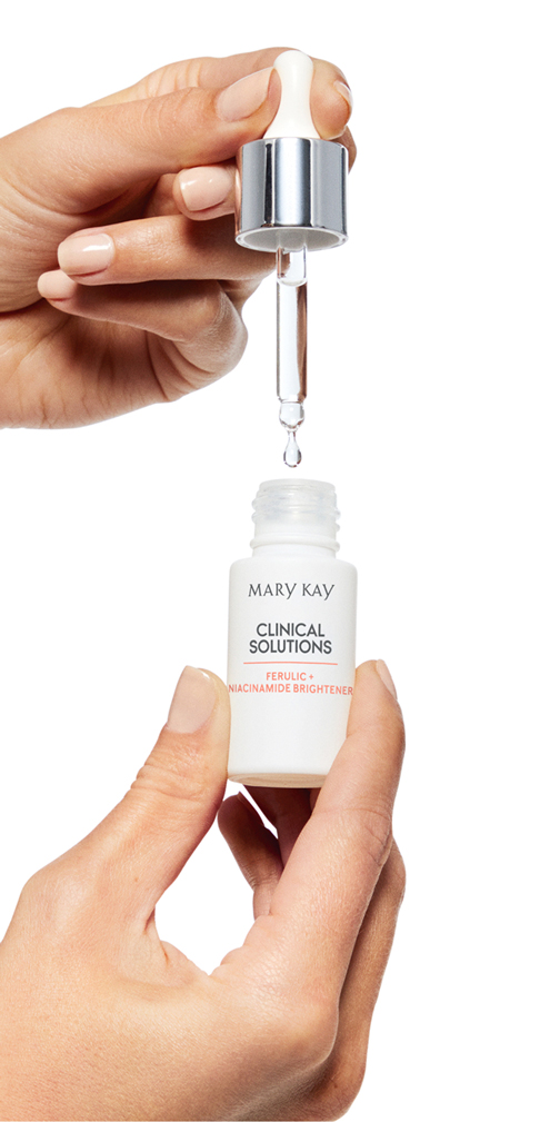 Modelo sosteniendo el Iluminador &Aacute;cido Fer&uacute;lico + Niacinamida de Mary Kay&reg; Clinical Solutions