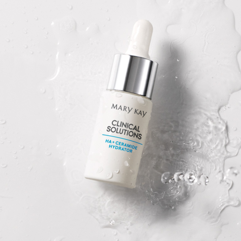 Hidratante HA + Ceramidas de Mary Kay&reg; Clinical Solutions sobre superficie h&uacute;meda