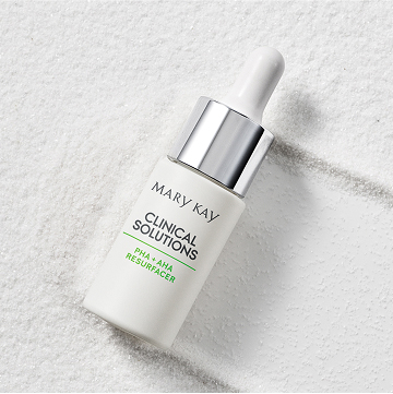 PHA + AHA para exfoliar de Mary Kay&reg; Clinical Solutions sobre fondo blanco texturizado