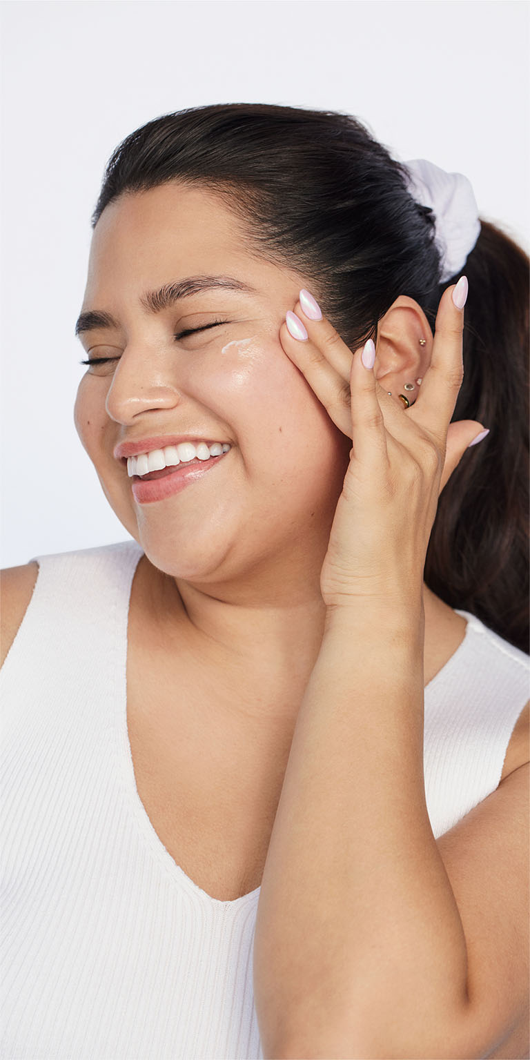 Mujer aplicando Protector Solar Facial Mineral FPS 30 Mary Kay&reg; en el lateral de la mejilla
