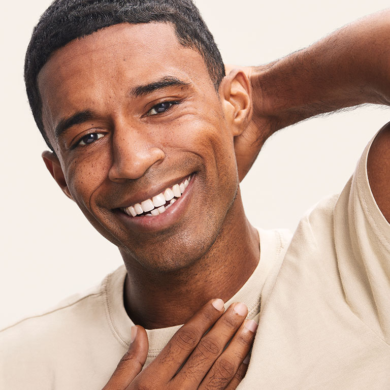 Hombre sonriendo a la c&aacute;mara despu&eacute;s de un afeitado