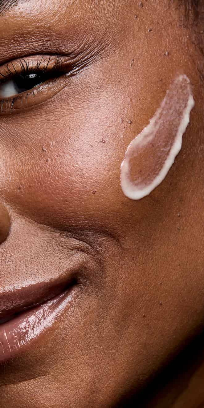 Mujer con el Suero Facial Retinol 0.3 Mary Kay&reg; Clinical Solutions&reg; aplicado en la mejilla