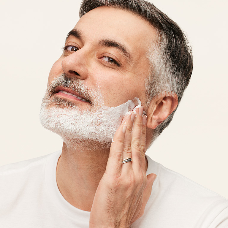 Hombre aplicando la Crema de Afeitar MKMen&reg;&rdquo;