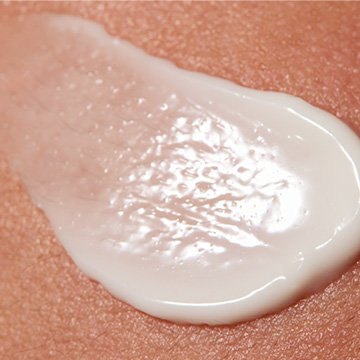 Textura de la Loci&oacute;n Facial Restauradora de la Barrera Mary Kay Clinical Solutions&reg; 1:1:3 aplicada sobre la piel