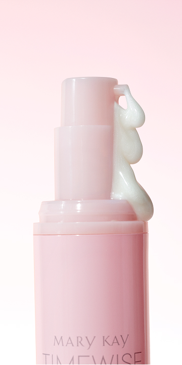 Frasco de la Loci&oacute;n Facial Regeneradora C + E TimeWise&reg; con el producto saliendo por la parte superior.