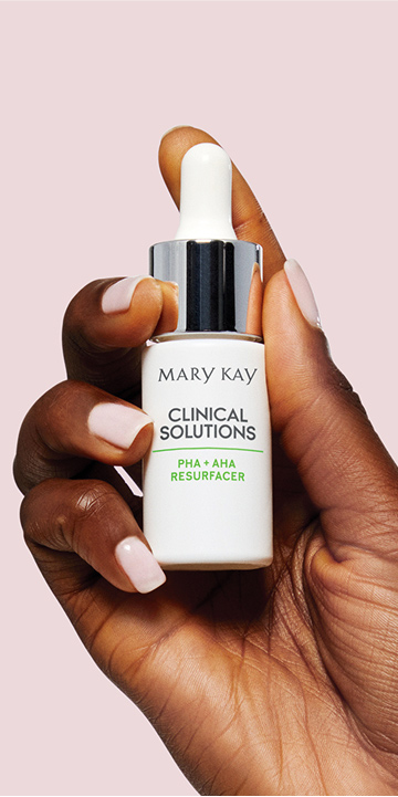 Modelo sosteniendo PHA + AHA para exfoliar de Mary Kay&reg; Clinical Solutions