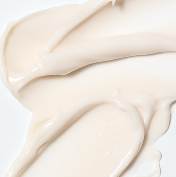 Aplicaci&oacute;n de la Loci&oacute;n Facial Restauradora de la Barrera Mary Kay Clinical Solutions&reg; 1:1:3 sobre la piel