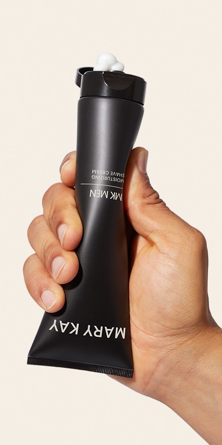 Exprimiendo un tubo de la Crema de Afeitar MKMen&reg; para mostrar el producto