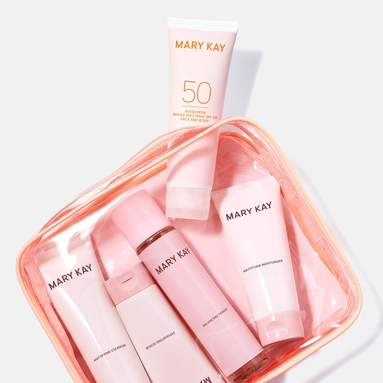 Set de cuidado de la piel Mary Kay en una bolsa rosa con el protector solar Mary Kay de amplio espectro FPS 50 para rostro y cuerpo.