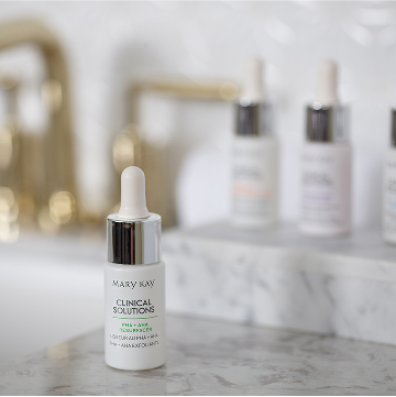 PHA + AHA para exfoliar de Mary Kay&reg; Clinical Solutions sobre la encimera del ba&ntilde;o