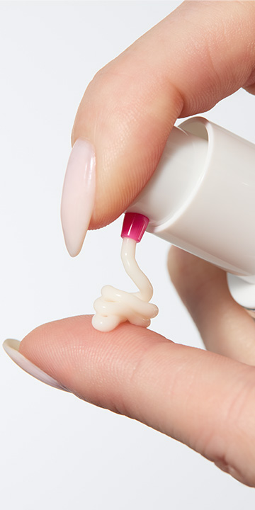 Mano dispensando la Loci&oacute;n Facial Restauradora de la Barrera Mary Kay Clinical Solutions&reg; 1:1:3 sobre el dedo