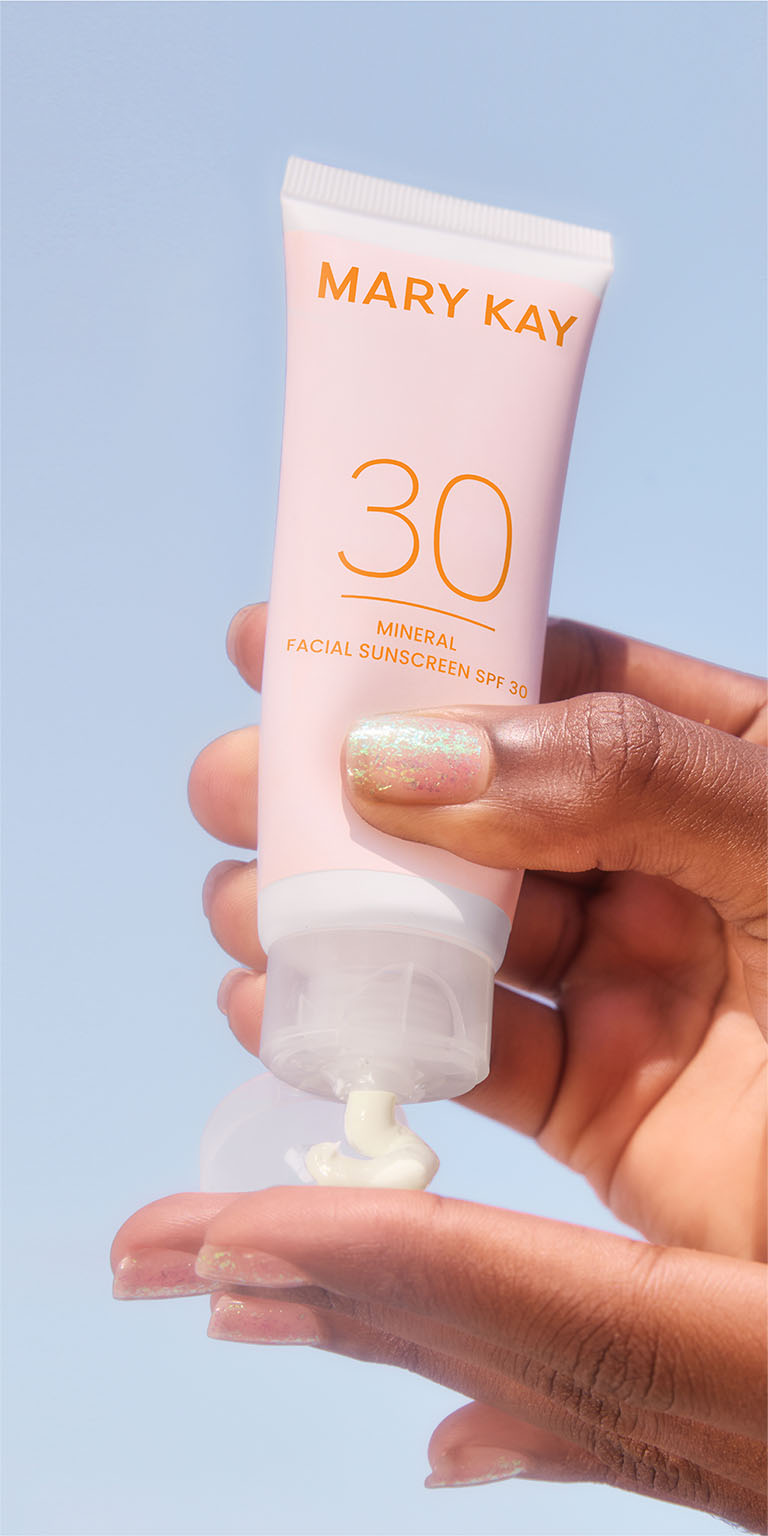 Modelo exprimiendo Protector Solar Facial Mineral FPS 30 Mary Kay&reg; en su mano