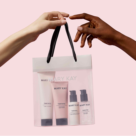 Persona entregando una bolsa de la Combinaci&oacute;n Ideal Avanzada TimeWise&reg; de Mary Kay&reg; a alguien