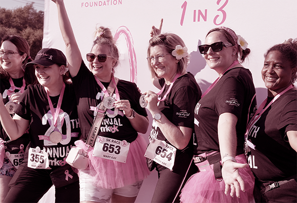 Mujeres celebrando juntas en la carrea de 5K de la Fundaci&oacute;n Mary Kay Ash.