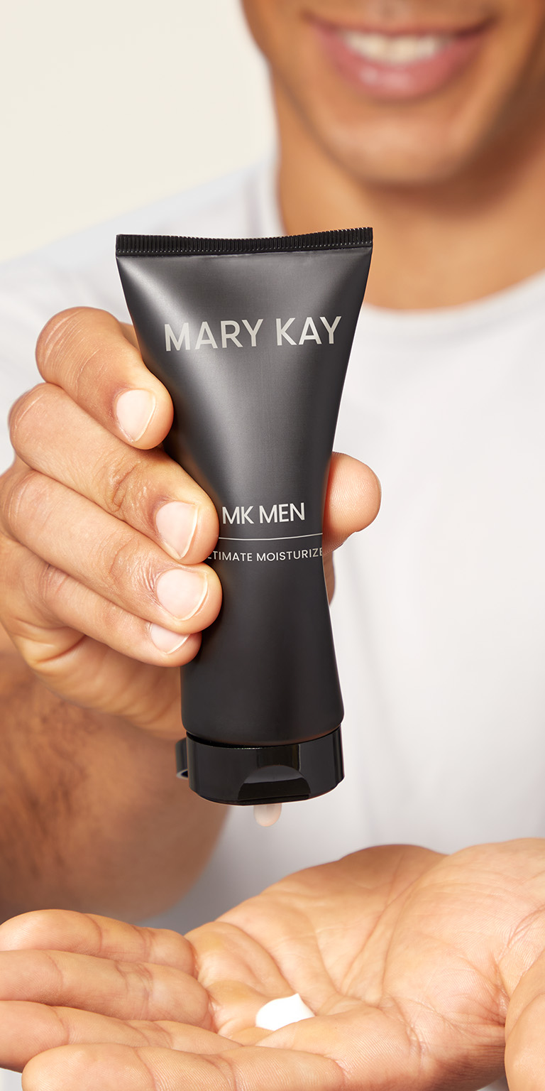Modelo masculino exprimiendo la Loci&oacute;n Facial Hidratante Intensiva MKMen&reg; en su mano