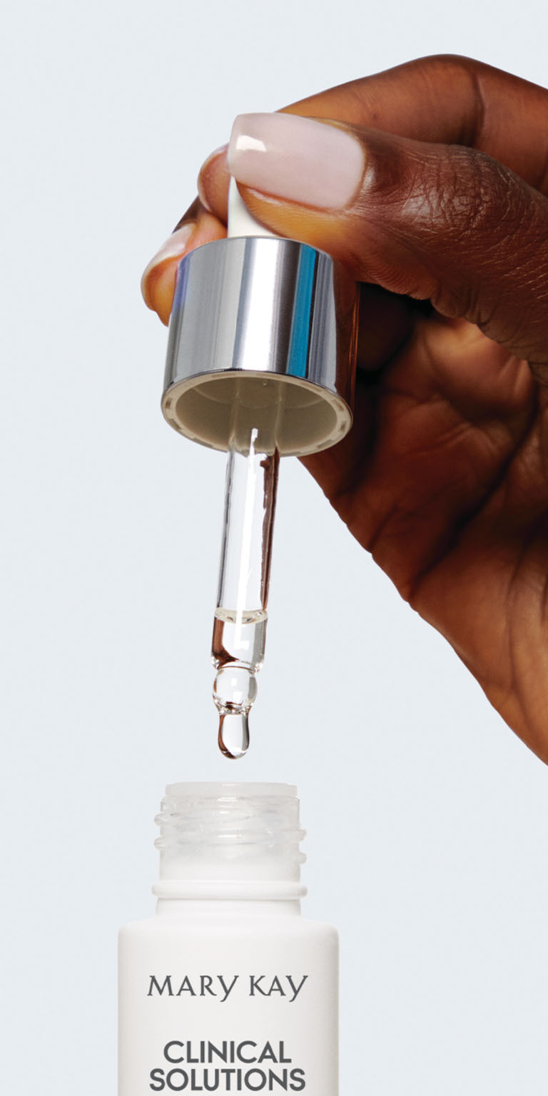 Modelo aplicando suero de Mary Kay&reg; Clinical Solutions con cuentagotas